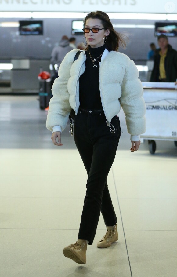 Bella Hadid à l'aéroport de JFK à New York, le 25 janvier 2018.