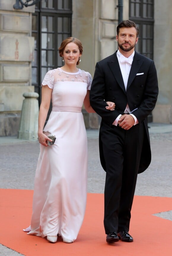 Lina Hellqvist et son compagnon Jonas Frejd au mariage du prince Carl Philip de Suède et de Sofia Hellqvist à la chapelle du palais royal à Stockholm le 13 juin 2015