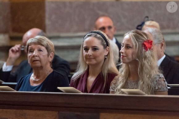 Lina Hellqvist et Sara Hellqvist, soeurs de la princesse Sofia de Suède, avec leur grand-mère Britt Rotman lors d'une messe en la chapelle du palais royal le 4 septembre 2017 après la naissance du prince Gabriel.