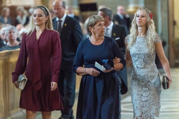 Lina Hellqvist et Sara Hellqvist, soeurs de la princesse Sofia de Suède, avec leur grand-mère Britt Rotman lors d'une messe en la chapelle du palais royal le 4 septembre 2017 après la naissance du prince Gabriel.
