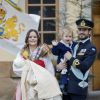 La princesse Sofia et le prince Carl Philip de Suède avec leurs enfants le prince Gabriel et le prince Alexander lors du baptême du prince Gabriel à la chapelle du palais Drottningholm à Stockholm le 1er décembre 2017.