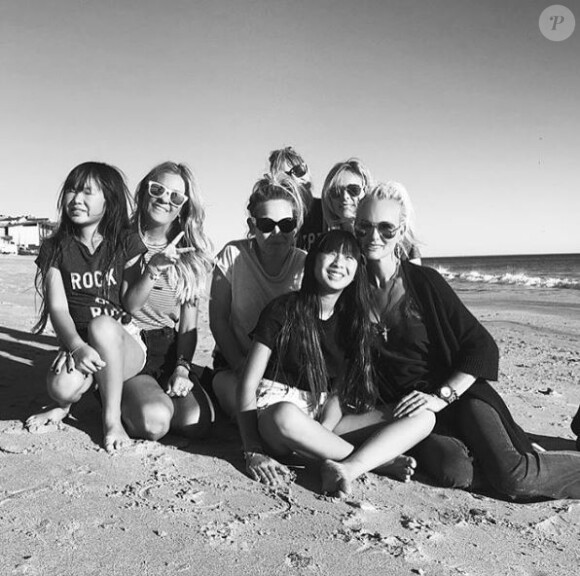 Laurence Favalelli, l'agent de Laeticia, a partagé cette photo sur Instagram, où elle pose sur la plage à Los Angeles avec Laeticia Hallyday, Jade et Joy, Marie Poniatowski et des amies le 29 janvier 2018