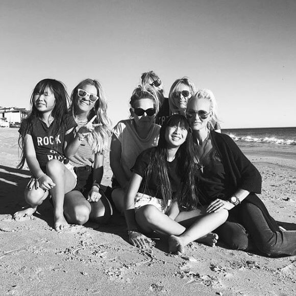 Laurence Favalelli, l'agent de Laeticia, a partagé cette photo sur Instagram, où elle pose sur la plage à Los Angeles avec Laeticia Hallyday, Jade et Joy, Marie Poniatowski et des amies le 29 janvier 2018