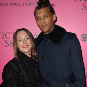 Stromae et Coralie Barbier lors du photocall du Victoria's Secret Fashion 2016 au Grand Palais à Paris, France, le 30novembre 2016. © BOV/Bestimage