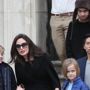 Angelina Jolie et ses enfants Maddox, Pax, Zahara, Shiloh, Knox et Vivienne quittent le musée du Louvre à Paris le 30 janvier 2018. 