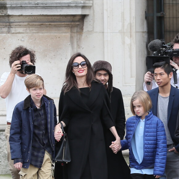 Angelina Jolie et ses enfants Maddox, Pax, Zahara, Shiloh, Knox et Vivienne quittent le musée du Louvre à Paris le 30 janvier 2018. 