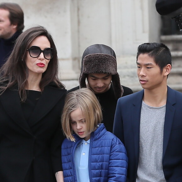 Angelina Jolie et ses enfants Maddox, Pax, Zahara, Shiloh, Knox et Vivienne quittent le musée du Louvre à Paris le 30 janvier 2018. 