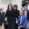 Angelina Jolie et ses enfants Maddox, Pax, Zahara, Shiloh, Knox et Vivienne quittent le musée du Louvre à Paris le 30 janvier 2018.