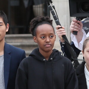 Angelina Jolie et ses enfants Maddox, Pax, Zahara, Shiloh, Knox et Vivienne quittent le musée du Louvre à Paris le 30 janvier 2018. 