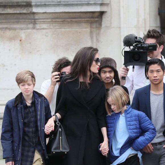 Angelina Jolie et ses enfants Maddox, Pax, Zahara, Shiloh, Knox et Vivienne quittent le musée du Louvre à Paris le 30 janvier 2018. 