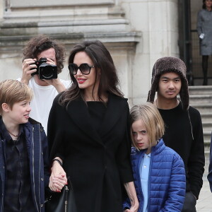 Angelina Jolie et ses enfants Maddox, Pax, Zahara, Shiloh, Knox et Vivienne quittent le musée du Louvre à Paris le 30 janvier 2018. 