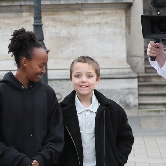 Angelina Jolie et ses enfants Maddox, Pax, Zahara, Shiloh, Knox et Vivienne quittent le musée du Louvre à Paris le 30 janvier 2018. 