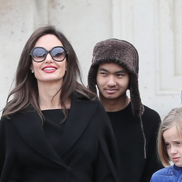 Angelina Jolie et ses enfants Maddox, Pax, Zahara, Shiloh, Knox et Vivienne quittent le musée du Louvre à Paris le 30 janvier 2018. 