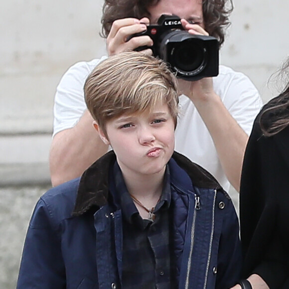 Angelina Jolie et ses enfants Maddox, Pax, Zahara, Shiloh, Knox et Vivienne quittent le musée du Louvre à Paris le 30 janvier 2018. 