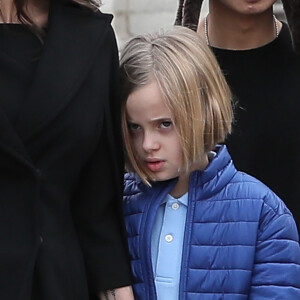 Angelina Jolie et ses enfants Maddox, Pax, Zahara, Shiloh, Knox et Vivienne quittent le musée du Louvre à Paris le 30 janvier 2018. 