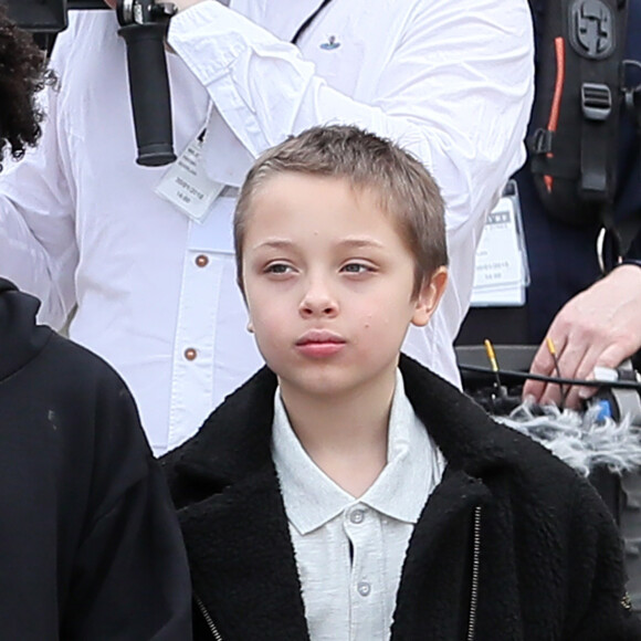 Angelina Jolie et ses enfants Maddox, Pax, Zahara, Shiloh, Knox et Vivienne quittent le musée du Louvre à Paris le 30 janvier 2018. 