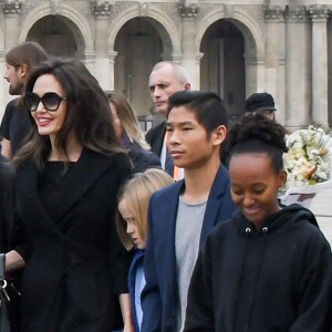 Angelina Jolie et ses enfants Maddox, Pax, Zahara, Shiloh, Knox et Vivienne quittent le musée du Louvre à Paris le 30 janvier 2018. 