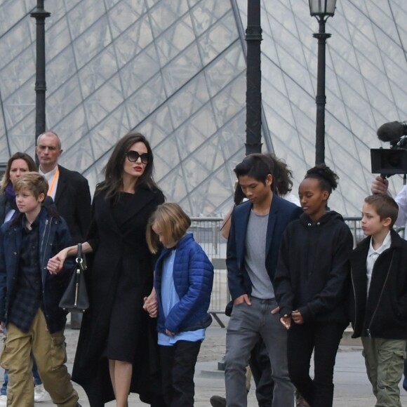 Angelina Jolie et ses enfants Maddox, Pax, Zahara, Shiloh, Knox et Vivienne quittent le musée du Louvre à Paris le 30 janvier 2018. 