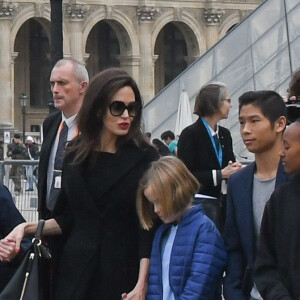 Angelina Jolie et ses enfants Maddox, Pax, Zahara, Shiloh, Knox et Vivienne quittent le musée du Louvre à Paris le 30 janvier 2018. 