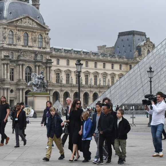 Angelina Jolie et ses enfants Maddox, Pax, Zahara, Shiloh, Knox et Vivienne quittent le musée du Louvre à Paris le 30 janvier 2018. 