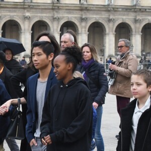 Angelina Jolie et ses enfants Maddox, Pax, Zahara, Shiloh, Knox et Vivienne quittent le musée du Louvre à Paris le 30 janvier 2018. 