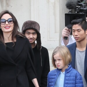 Angelina Jolie et ses enfants Maddox, Pax, Zahara, Shiloh, Knox et Vivienne quittent le musée du Louvre à Paris le 30 janvier 2018. 