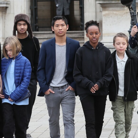 Angelina Jolie et ses enfants Maddox, Pax, Zahara, Shiloh, Knox et Vivienne quittent le musée du Louvre à Paris le 30 janvier 2018. 