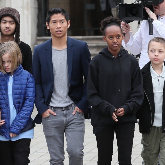 Angelina Jolie et ses enfants Maddox, Pax, Zahara, Shiloh, Knox et Vivienne quittent le musée du Louvre à Paris le 30 janvier 2018. 