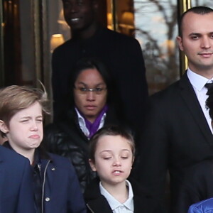 Angelina Jolie et ses enfants, Maddox, Zahara, Shiloh, Pax, Knox et Vivienne à la sortie de l'hôtel Meurice pour se rendre au musée du Louvre à Paris, France, le 30 janvier 2018.