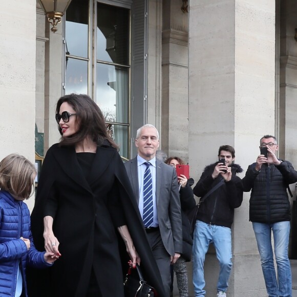 Angelina Jolie et ses enfants, Maddox, Zahara, Shiloh, Pax, Knox et Vivienne à la sortie de l'hôtel Meurice pour se rendre au musée du Louvre à Paris, France, le 30 janvier 2018.