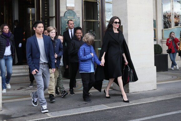 Angelina Jolie et ses enfants, Maddox, Zahara, Shiloh, Pax, Knox et Vivienne à la sortie de l'hôtel Meurice pour se rendre au musée du Louvre à Paris, France, le 30 janvier 2018.