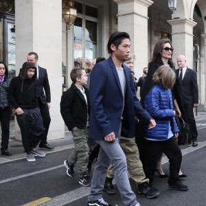 Angelina Jolie et ses enfants, Maddox, Zahara, Shiloh, Pax, Knox et Vivienne à la sortie de l'hôtel Meurice pour se rendre au musée du Louvre à Paris, France, le 30 janvier 2018.