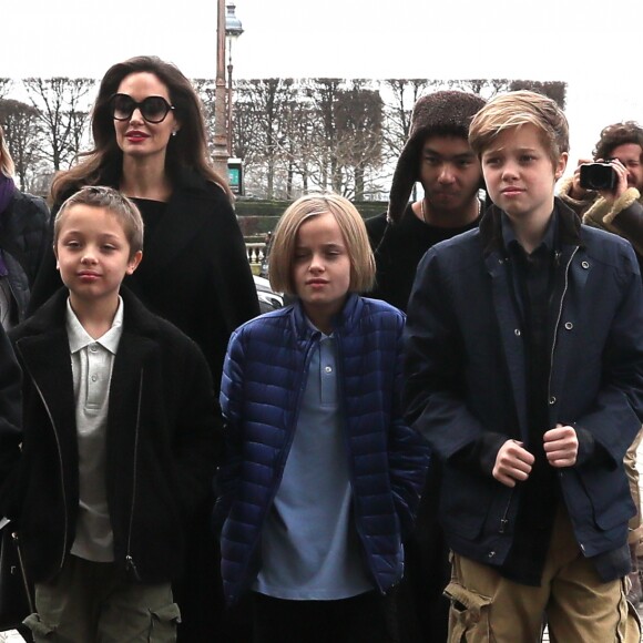 Angelina Jolie et ses enfants Maddox, Pax, Zahara, Shiloh, Knox et Vivienne vont visiter le musée du Louvre à Paris le 30 janvier 2018.