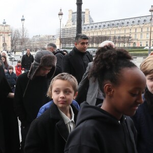 Angelina Jolie et ses enfants Maddox, Pax, Zahara, Shiloh, Knox et Vivienne vont visiter le musée du Louvre à Paris le 30 janvier 2018.