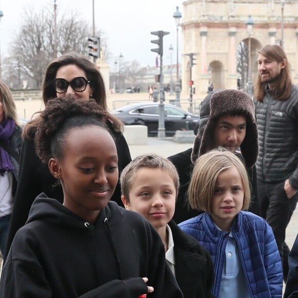 Angelina Jolie et ses enfants Maddox, Pax, Zahara, Shiloh, Knox et Vivienne vont visiter le musée du Louvre à Paris le 30 janvier 2018.