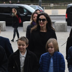 Angelina Jolie et ses enfants Maddox, Pax, Zahara, Shiloh, Knox et Vivienne vont visiter le musée du Louvre à Paris le 30 janvier 2018.