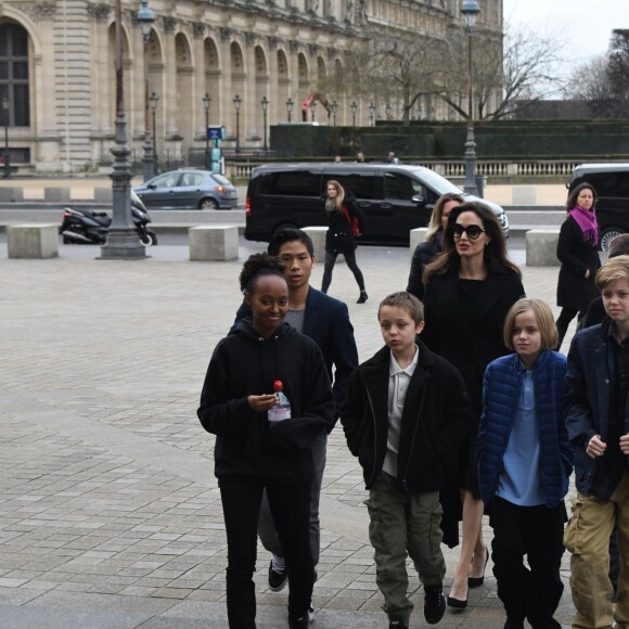 Angelina Jolie et ses enfants Maddox, Pax, Zahara, Shiloh, Knox et Vivienne vont visiter le musée du Louvre à Paris le 30 janvier 2018.