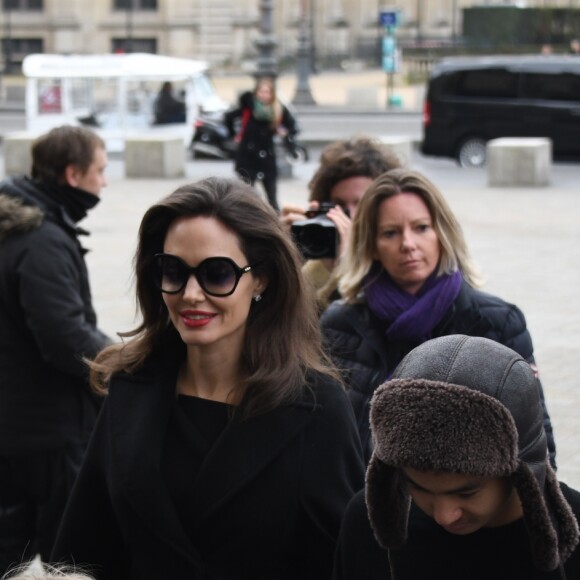 Angelina Jolie et ses enfants Maddox, Pax, Zahara, Shiloh, Knox et Vivienne vont visiter le musée du Louvre à Paris le 30 janvier 2018.