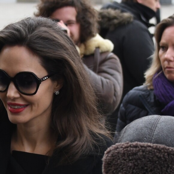 Angelina Jolie et ses enfants Maddox, Pax, Zahara, Shiloh, Knox et Vivienne vont visiter le musée du Louvre à Paris le 30 janvier 2018.