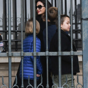 Angelina Jolie et ses enfants Maddox, Pax, Zahara, Shiloh, Knox et Vivienne vont visiter le musée du Louvre à Paris le 30 janvier 2018.