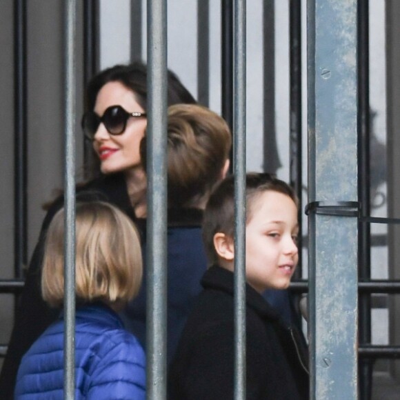 Angelina Jolie et ses enfants Maddox, Pax, Zahara, Shiloh, Knox et Vivienne vont visiter le musée du Louvre à Paris le 30 janvier 2018.