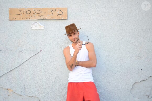 Bastien Grimal, ex-candidat de "Secret Story 10", posant devant le Beit Kneset à Tel-Aviv. © Myriam Cohen