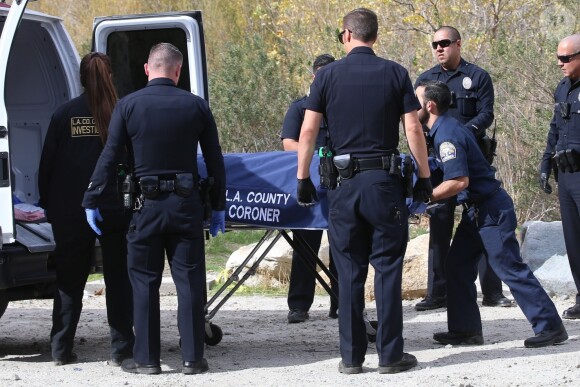 Le corps de l'acteur Mark Salling est transporté à la morgue par la police quelques heures après sa découverte près d'un terrain de baseball à quelques minutes de chez lui à Sunland. Le 30 janvier 2018