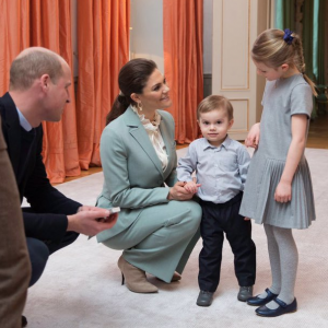 La duchesse Catherine de Cambridge et le prince William, qui fait ici la connaissance du jeune prince Oscar entouré de sa maman la princesse Victoria et de sa grande soeur la princesse Estelle, ont été accueillis pour le thé par la princesse Victoria et le prince Daniel de Suède chez eux au palais Haga, à Stockholm, le 31 janvier 2018 lors de leur visite officielle. © Rafael Stecksen/Cour royale de Suède