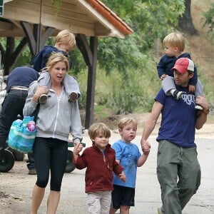 Julie Bowen, son mari Scott Phillips et leurs trois fils, à Los Angeles, en 2011