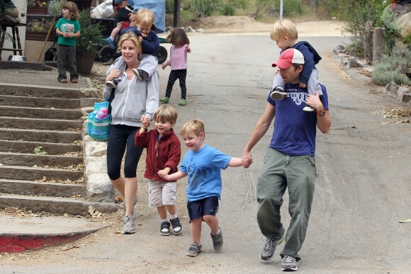 Julie Bowen, son mari Scott Phillips et leurs trois fils, à Los Angeles, en 2011