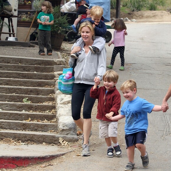 Julie Bowen, son mari Scott Phillips et leurs trois fils, à Los Angeles, en 2011