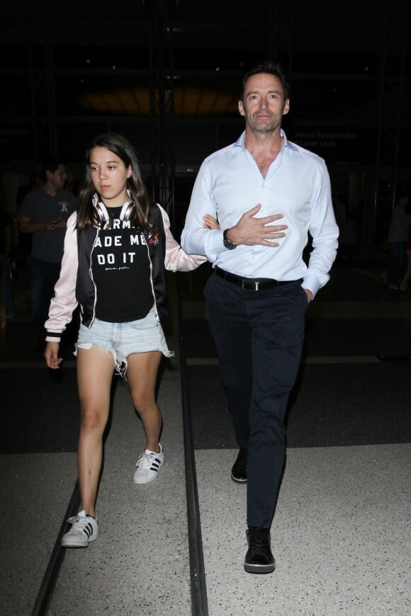 Hugh Jackamn et sa fille Ava Eliot - Hugh Jackman, sa femme et leurs enfants arrivent à l'aéroport LAX de Los Angeles. Le 17 juillet 2017