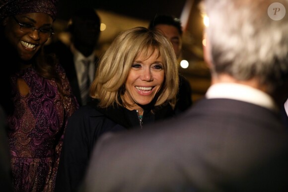 La Première Dame Brigitte Macron (Trogneux) - Le président de la République française et sa femme la Première Dame sont accueillis par le président sénégalais et sa femme la Première Dame à l'aéroport international Léopold-Sédar-Senghor à Dakar, Sénégal, le 1er février 2018. © Dominique Jacovides/Bestimage