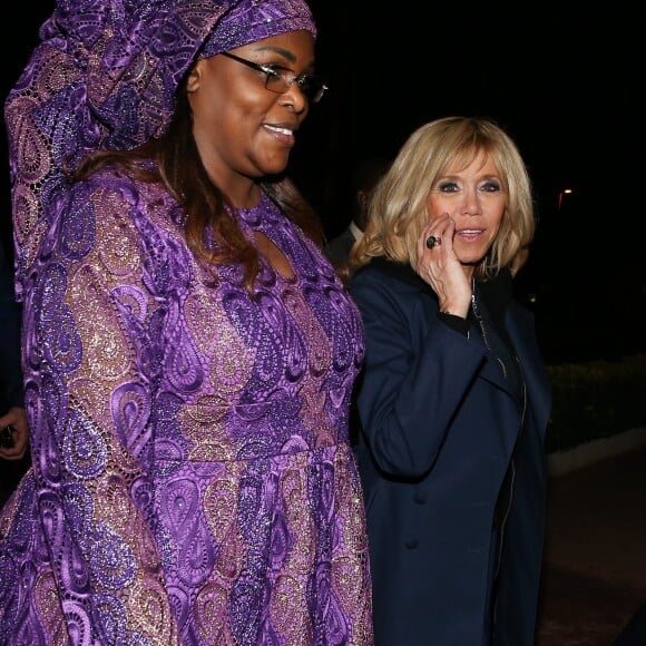 La Première Dame Brigitte Macron (Trogneux) et la Première Dame Marieme Faye Sall - Le président de la République française et sa femme la Première Dame sont accueillis par le président sénégalais et sa femme la Première Dame à l'aéroport international Léopold-Sédar-Senghor à Dakar, Sénégal, le 1er février 2018. © Dominique Jacovides/Bestimage